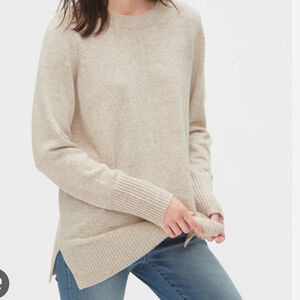 J. CREW wool blend crewneck sweater in Extra-soft yarn side slits beige medium